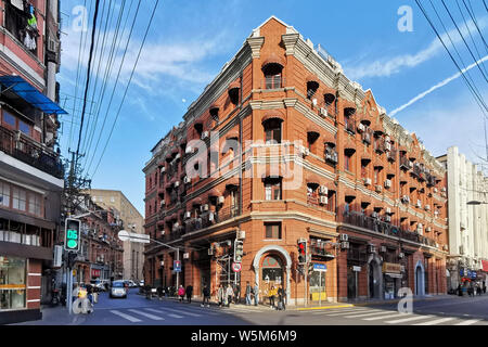 Blick auf das alte Shanghai Industrial Bank an der Ecke von Sichuan Middle Road und Dianchi Road in Shanghai, China, 15. April 2019. Das alte Shanghai I Stockfoto