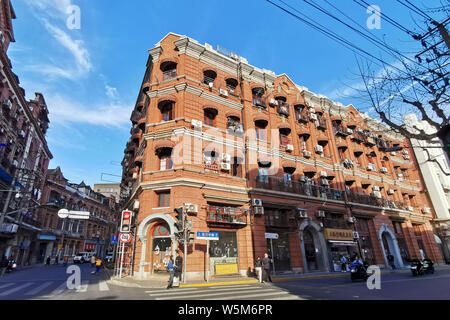 Blick auf das alte Shanghai Industrial Bank an der Ecke von Sichuan Middle Road und Dianchi Road in Shanghai, China, 15. April 2019. Das alte Shanghai I Stockfoto