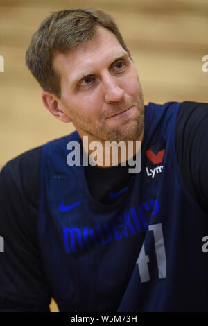 ------ Deutschen Basketballspieler Dirk Nowitzki besucht das 7. nachfolgende Ventilator Tag im Oriental Sport Center in Shanghai, China, 4. Oktober 2018. Stockfoto