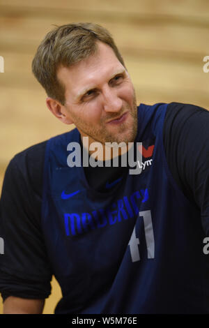 ------ Deutschen Basketballspieler Dirk Nowitzki besucht das 7. nachfolgende Ventilator Tag im Oriental Sport Center in Shanghai, China, 4. Oktober 2018. Stockfoto