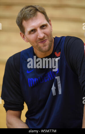 ------ Deutschen Basketballspieler Dirk Nowitzki besucht das 7. nachfolgende Ventilator Tag im Oriental Sport Center in Shanghai, China, 4. Oktober 2018. Stockfoto