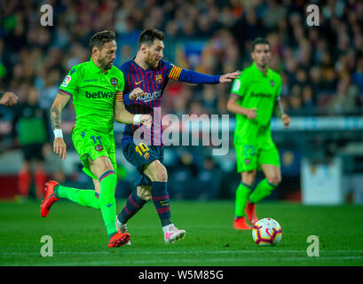 Lionel Messi, Mitte, des FC Barcelona Herausforderungen Jose Luis Morales von Levante UD während ihrer 35. Runde der Liga Saison 2018-2019 im Camp Stockfoto