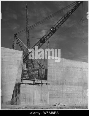 Östliche Ansicht am hinteren Ende der Abflußkanal zeigen, eine unvollendete Teil der rechten Abflußkanal Kanal Wand. Die steifen Bein Ladebäumen gezeigt werden, sind mit 110-Fuß Ausleger für den Bau der abflußkanal verwendet. Projekt Los Angeles River Verbesserung. Lage Hansen Damm über Tujunga Washington Fonds regelmäßig Mittel. Die Arbeit verfolgt unter Vertrag Nr. W-509 - Eng. 689. Stockfoto