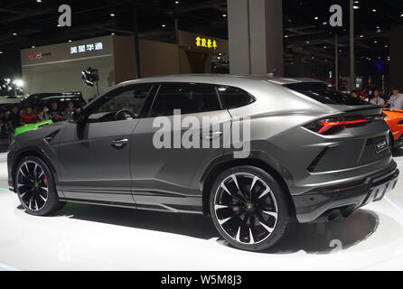 Ein Lamborghini Urus SUV ist in der 18. Shanghai Internationalen Automobil- Ausstellung, auch bekannt als Auto Shanghai 2019, in Shangh angezeigt Stockfoto