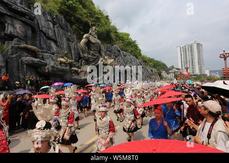 Chinesische Mädchen von Miao ethnische Gruppe nehmen an einer Parade der Miao Schwestern Festival in Taijiang County, qiandongnan Miao und Dong autonome Pre zu feiern. Stockfoto