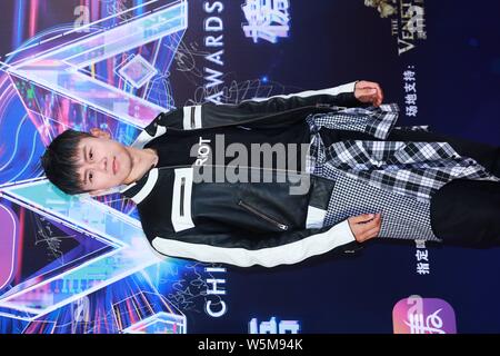Chinesische Sänger Zhang Jie wirft, wie er auf dem roten Teppich kommt für die 23 China Music Awards in Macau, China, 27. April 2019. Stockfoto