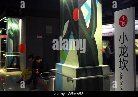 Innenansicht des Xiaolongkan U-Bahn station mit einem Thema der grünen Blätter auf die U-Bahn Linie 1 von Chongqing Rail Transit in Chongqing, China, 2 Apri Stockfoto