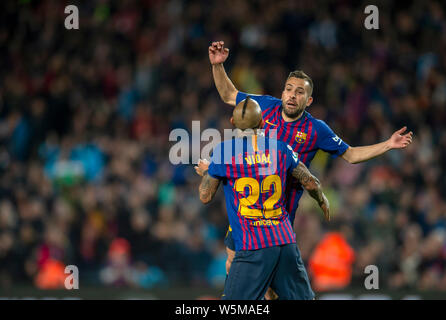 Jordi Alba, zurück, der FC Barcelona feiert mit Arturo Vidal, nachdem er ein Tor gegen Real Sociedad während ihrer 33. Runde der Liga Stockfoto