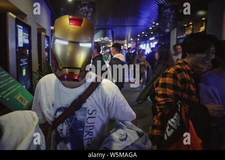 Eine Chinesische filmgoer Tragen der Iron Man Helm wird dargestellt in einem Kino vor der Mitternacht Premiere von "Marvel Studios" Avengers: Endgame in Peking, C Stockfoto