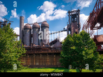 Die historische Carrie Hochofen, jetzt verlassen, Teil der Carnegie's Pittsburgh Stahlwerke in Homestead (Pittsburgh), Pennsylvania, USA Stockfoto