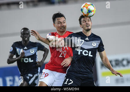 Gao Lin, Links, der in China Guangzhou Evergrande Herausforderungen James Donachie von Australiens Melbourne Victory während ihrer Gruppe F entsprechen der AFC Champi Stockfoto