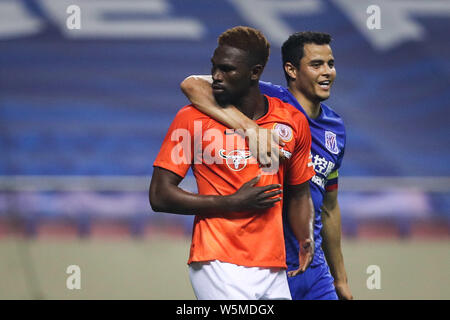 Kolumbianischer Fußballspieler Giovanni Moreno, rechts, Grönland von Shanghai Shenhua interagiert mit senegalesischer Fußballspieler Makhete Diop von Peking Renh Stockfoto