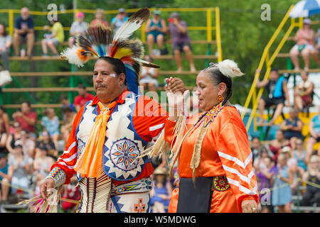 Pow Wow Native Mann und Frau, Tänzer in traditionellen Insignien sechs Nationen der Grand River Meister der Meister Powwow, Ohsweken Kanada Stockfoto