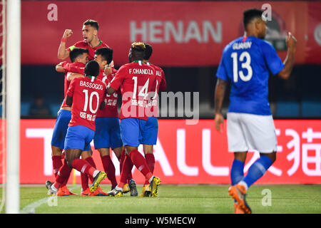 Spieler von Henan Jianye feiern, nachdem sie gegen Shenhua Shanghai Grönland in der dritten Runde während der 2019 chinesischen Fußball Associati Stockfoto