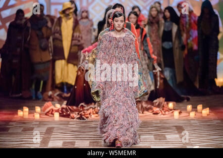 Modelle zeigen neue Kreationen an der WANCAOYI zeigen während der Shanghai Fashion Week Herbst/Winter 2019 in Shanghai, China, 31. März 2019. Stockfoto