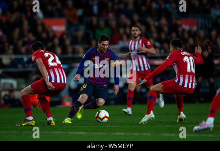 Lionel Messi vom FC Barcelona, zweite links, Herausforderungen Jose Gimenez, Links, und Engel Correa von Club Atlético de Madrid in der 31. Runde der Stockfoto