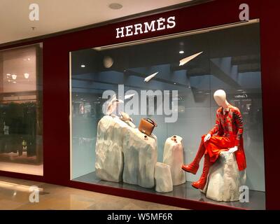 ---- Blick auf eine Boutique von Hermes in Hongkong, China, 8. Januar 2019. Shanghais markt Supervisor untersucht Französische luxus Handtasche machen Stockfoto