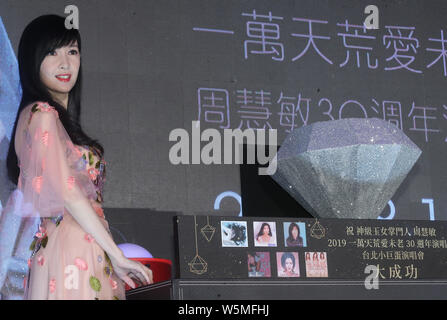 ** ** Hongkong TAIWAN, Sängerin und Schauspielerin Vivian Chow Wai-Mann besucht eine Pressekonferenz für ihr Konzert in Taipei, Taiwan, 24. April 2019. Stockfoto