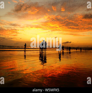 Die Menschen genießen Freizeit inmitten Abendrot am Meer in Sanya City, South China Hainan Provinz, 22. April 2019. Stockfoto