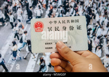 ---- Ein Bürger zeigt seine ID-Karte in der Stadt Guangzhou, die südchinesische Provinz Guangdong, 16. Juni 2018. Die Shanghaier Regierung hat Gerüchte verweigert. Stockfoto