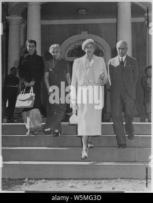 Eleanor Roosevelt, Frau Gandhi, Frau Pandit und Premierminister Nehru in Hyde Park, New York Stockfoto