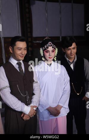 Chinesische Akteure Huang Xiaoming, Links, und Yin Zheng, Mitte, stellen während der Dreharbeiten am Set des neuen TV-Drama 'Winter Begonia" in Peking, Kinn Stockfoto