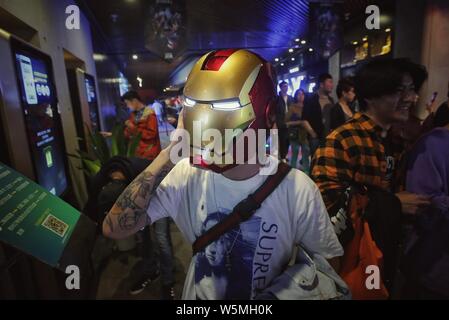 Eine Chinesische filmgoer Tragen der Iron Man Helm wird dargestellt in einem Kino vor der Mitternacht Premiere von "Marvel Studios" Avengers: Endgame in Peking, C Stockfoto