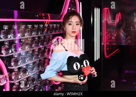 ------ Chinesische Schauspielerin Hu Bingqing besucht eine Fashion Party von Saint Laurent in Shanghai, China, 13. April 2018. Stockfoto