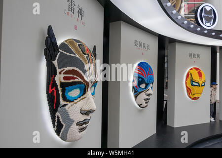 Peking Oper Masken aus LEGO Steinen gemacht und verschiedenen Avengers sind im chinesischen Stil Marvel-helden opera Make-up-Ausstellung auf Stockfoto