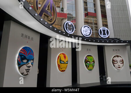 Peking Oper Masken aus LEGO Steinen gemacht und verschiedenen Avengers sind im chinesischen Stil Marvel-helden opera Make-up-Ausstellung auf Stockfoto