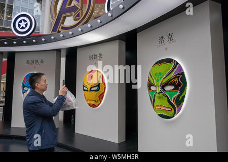 Peking Oper Masken aus LEGO Steinen gemacht und verschiedenen Avengers sind im chinesischen Stil Marvel-helden opera Make-up-Ausstellung auf Stockfoto