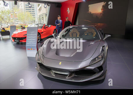 Ein Tributo Ferrari F8 Sportwagen ist mit einem Pop-up-store von Ferrari auf der West Nanjing Road in Shanghai, China, 16. April 2019. Ferrari sagte t Stockfoto