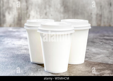 Satz von weissem Styropor Becher auf den Tisch über Holz- wand hintergrund Stockfoto