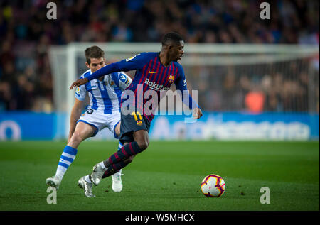 Armenian Dembele, Front, der FC Barcelona Herausforderungen Aritz Elustondo von Real Sociedad während ihrer 33. Runde der Liga Saison 2018-2019 bei C Stockfoto