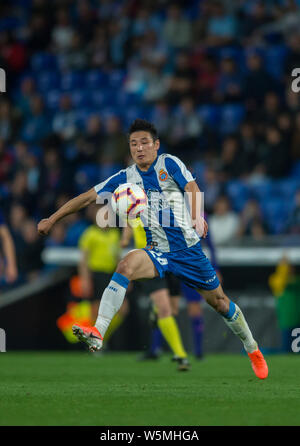 Wu Lei der RCD Espanyol dribbelt während ihrer 34. Runde der Liga Saison 2018-2019 gegen RC Celta de Vigo an RCDE Stadion in Barcelona, S Stockfoto