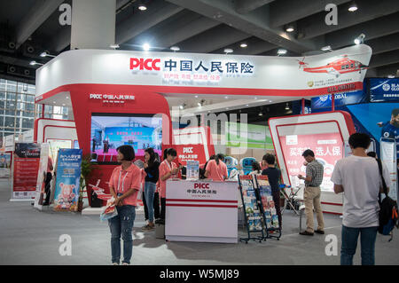 ---- Leute besuchen den Stand des Menschen Insurance Co (Gruppe) von China (PICC) während der Expo in der Stadt Guangzhou, die südchinesische Provinz Guangdong, 23. Stockfoto