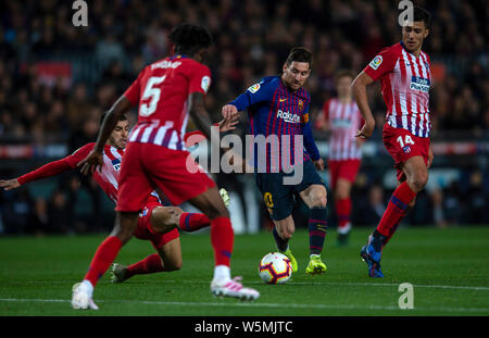 Lionel Messi vom FC Barcelona, zweite rechts, Herausforderungen Rodrigo, rechts, und Engel Correa, zurück gelassen, von Club Atlético de Madrid in der 31. Runde Stockfoto