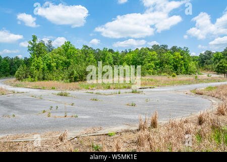 Blick auf Straßen in eine verlassene Gehäuse Unterteilung Projekt Stockfoto