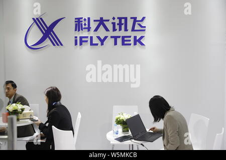 ---- Leute besuchen Sie den Stand von iFlytek, Chinas größtes Spracherkennung während das Gerät & Elektronik World Expo 2019 AWE (2019) in Stockfoto