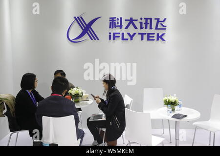 ---- Leute besuchen Sie den Stand von iFlytek, Chinas größtes Spracherkennung während das Gerät & Elektronik World Expo 2019 AWE (2019) in Stockfoto