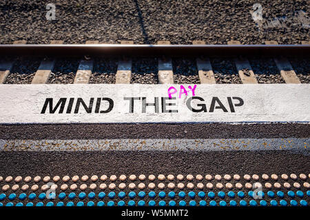 Lücke, Verstand das Lohngefälle graffiti in Rosa, Gleichstellung Gleichstellung Konzeption Illustration Stockfoto
