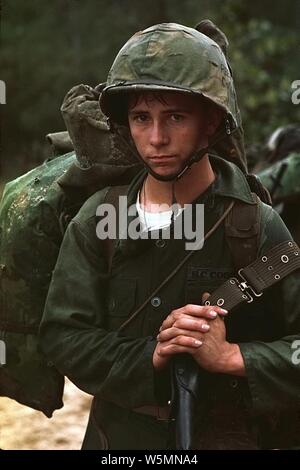 Da Nang, Vietnam. Ein junger Marine private wartet am Strand während der Marine Landung. - Stockfoto