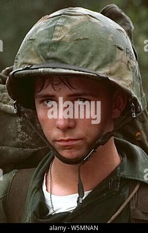 Da Nang, Vietnam eine junge Marine private wartet am Strand während der Marine Landung - Stockfoto