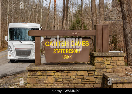 Eingangsschild zu Carter Caves State Resort Park mit Motor home Wohnmobil in der Nähe geparkt in Kentucky, USA Stockfoto