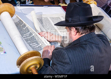 Miami Beach Florida, Fertigstellung des Jüdischen Museums von Florida, neue Sefer Torah, Rabbiner, rebbe, orthodoxer Jude, Chabad Lubavitch, Chassidic, Religion, Tradition, Judentum, m Stockfoto