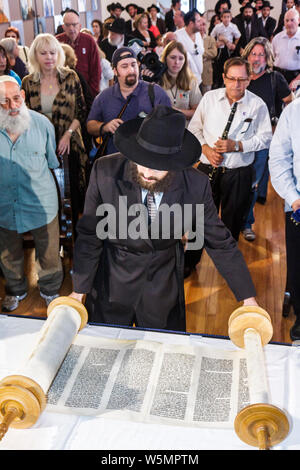 Miami Beach Florida, Fertigstellung des Jüdischen Museums von Florida, neue Sefer Torah, Rabbiner, rebbe, orthodoxer Jude, Chabad Lubavitch, Chassidic, Religion, Tradition, Judentum, m Stockfoto