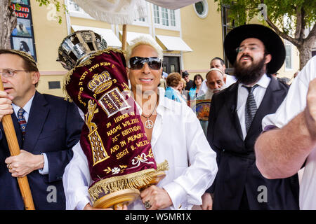 Miami Beach Florida, Fertigstellung des Jüdischen Museums von Florida, neue Sefer Torah, Rabbiner, rebbe, orthodoxer Jude, Chabad Lubavitch, Prozession, Männer männlich, Sponsor, Carr Stockfoto