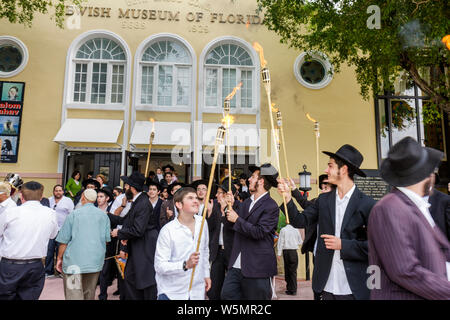 Miami Beach Florida, Fertigstellung des Jüdischen Museums von Florida, neue Sefer Torah, Rabbiner, rebbe, orthodoxer Jude, Studenten Chabad Lubavitch, Chassidic, Religion, tr Stockfoto