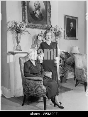 First Lady Bess Truman stellt mit ihrer Tochter, Margaret, vor dem offenen Kamin in Blair House. Stockfoto