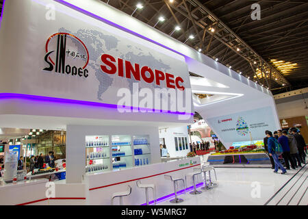 ---- Leute besuchen Sie den Stand von Sinopec (China Petroleum & Chemical Corporation) während der Expo in Shanghai, China, 1. April 2019. China Petroleum Stockfoto